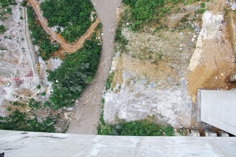 File:DinaheRailwayRiverDrop.jpg