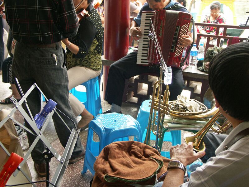 File:KunmingDaquanParkMusicians2.jpg