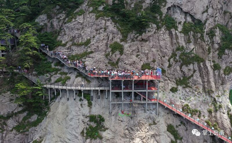 File:Mingtangshan Glass Cliffwalks.jpeg