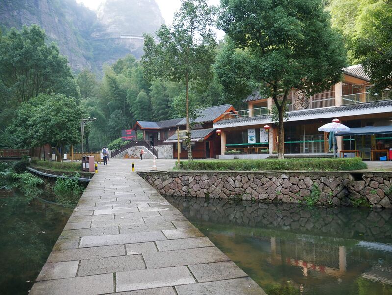 File:ShijiufengJingquiScenicAreaWalkway.JPG