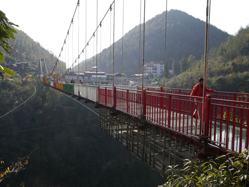 File:Yunzhiduan Glass FootbridgeTraveler.JPG