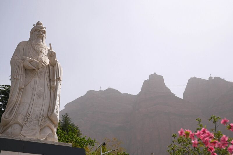 File:WudangshanFootbridgeStatues.JPG