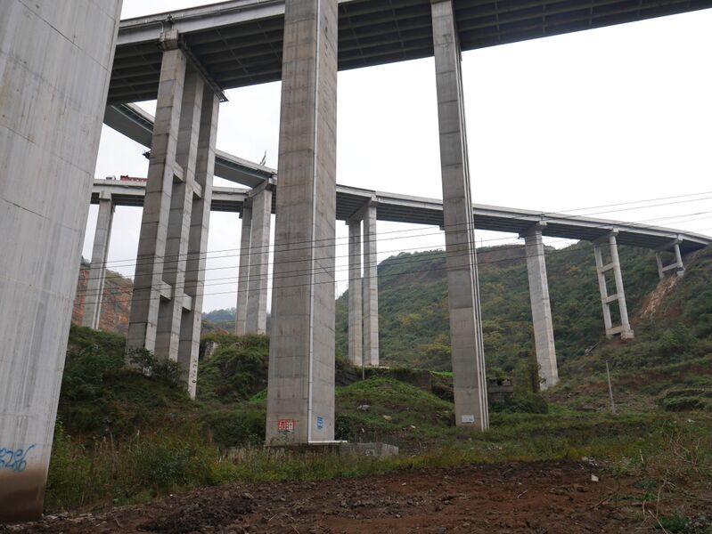 File:YemachuanzhenInterchangeS20andS61Piers.JPG