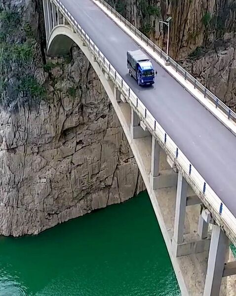 File:HuayeyanDeckTruck.jpg