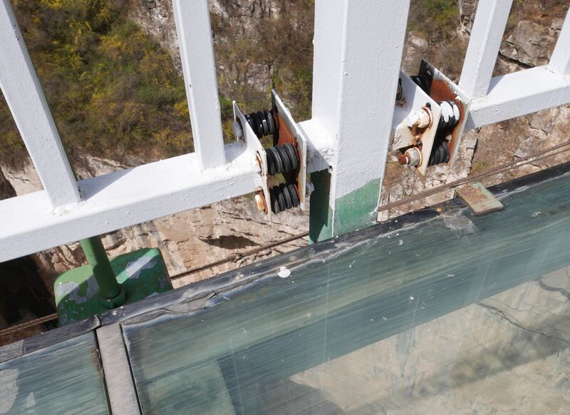 File:Tianjishan FootbridgeExpansionRubber.JPG