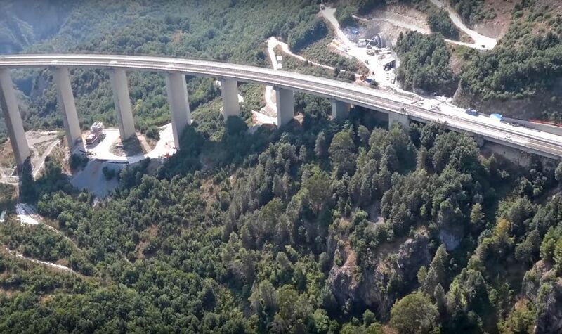 File:ItaliaCurvingApproach.jpg
