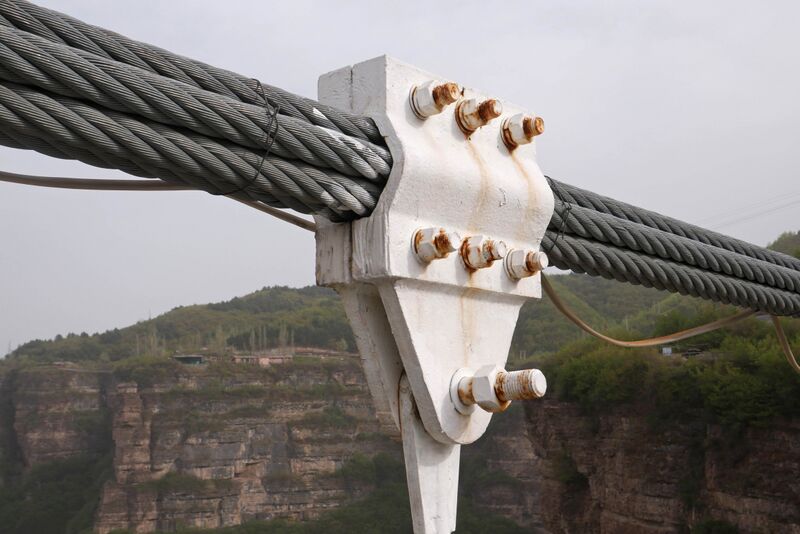File:Taihang GlassFootbridgeCablesClamp.JPG