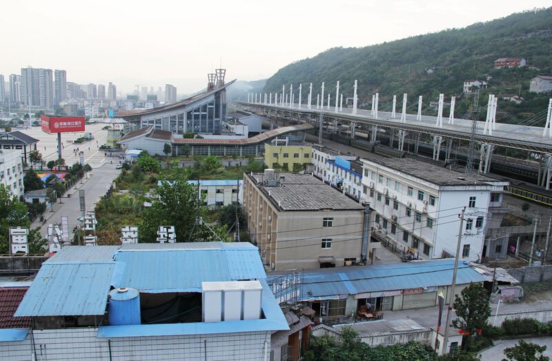 File:25TianmenshanZhangjiajieStationByEric.jpg
