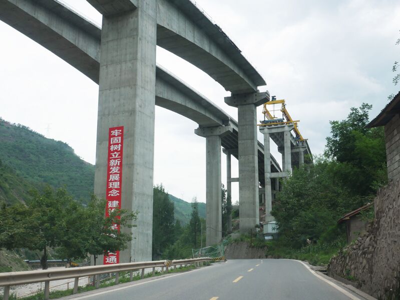 File:Meiguhe3BridgeApproaches.JPG