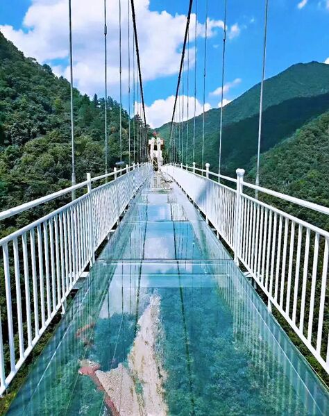 File:Taihuyuan Glass FootbridgeIDeckSky.jpg