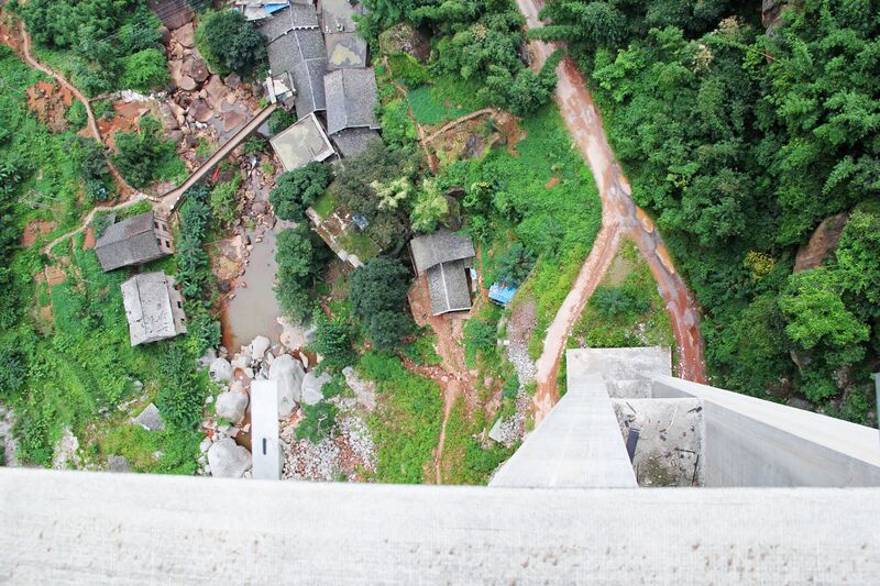 File:BizhaoDropToCreek.jpg