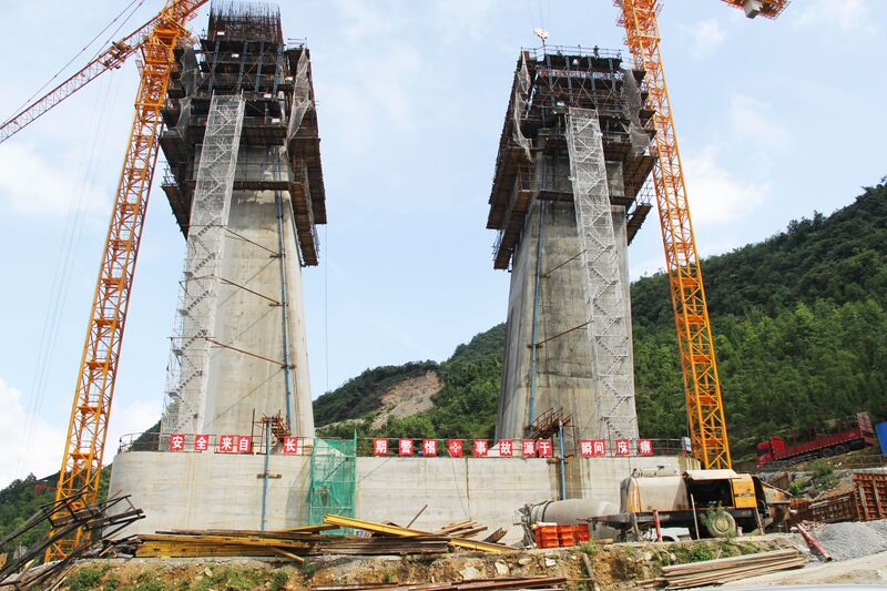 File:YachiEastTower&Cranes.jpg