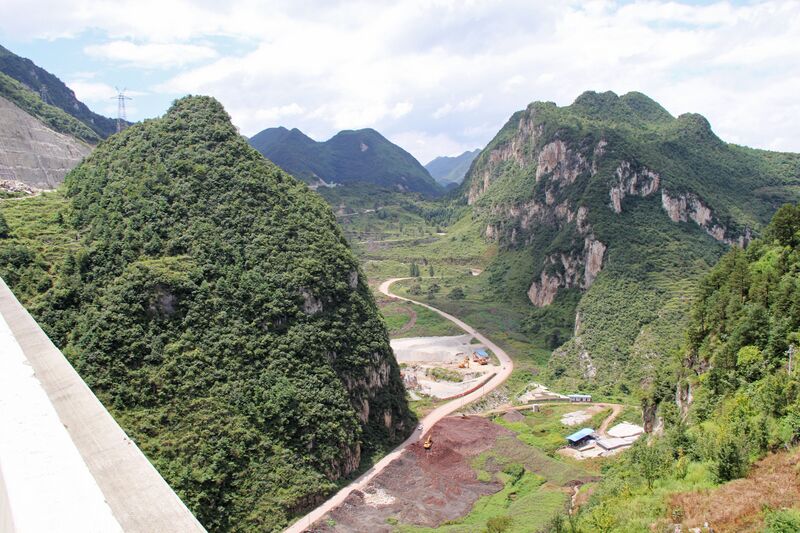 File:WumupuBeamRoadBelow.jpg