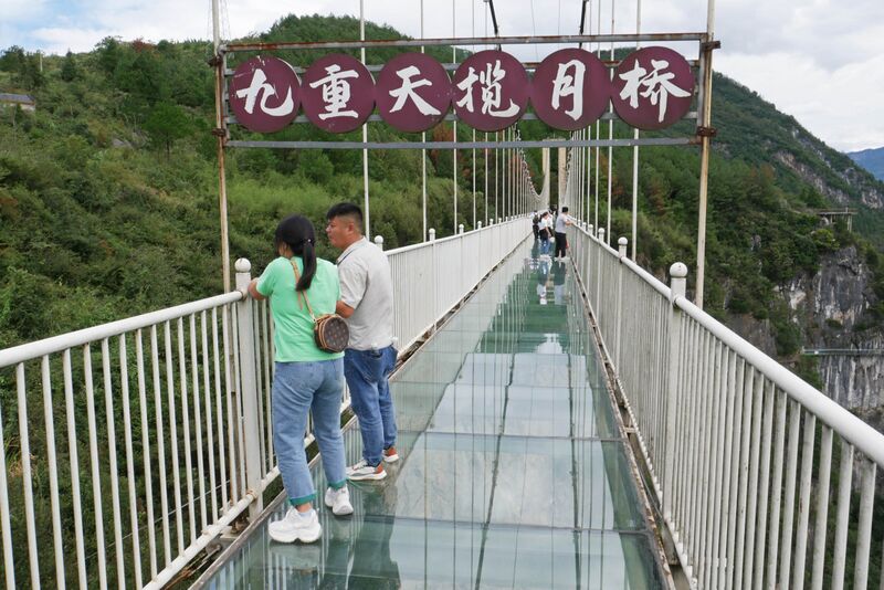 File:Fengdu Lianhuashan Glass FootbridgeSignGate.JPG