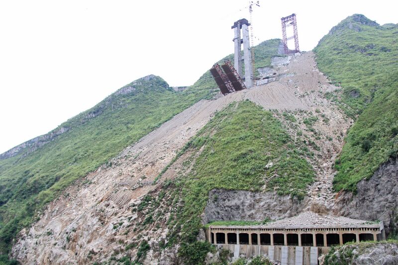 File:63BeipanjiangHighSpeedSlope&Shed.jpg