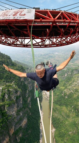 File:BeipanjiangDuanshujun500mtrJump.jpg