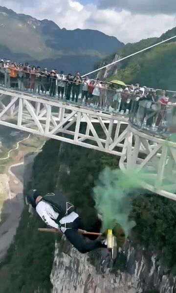 File:NizhuheBroomstickJump.jpg