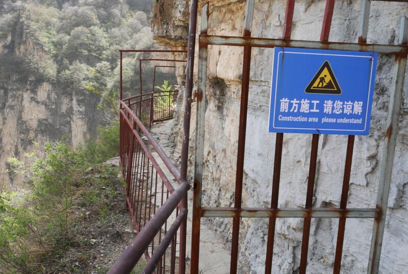 File:Tianjishan CliffwalkClosedSign2.JPG