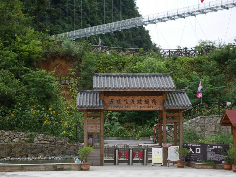 File:Yundingfeidu Glass Footbridge25.JPG