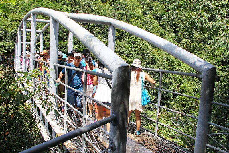 File:ZhangjiajieParkFootbridgeSouthEnd.jpg