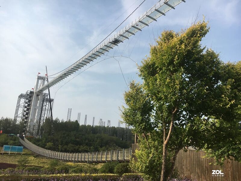 File:Haishitianjie Glass FootbridgeTwoSpans.jpg