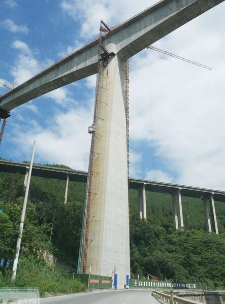 File:ShiliangheRailwayPierBlueSky.JPG