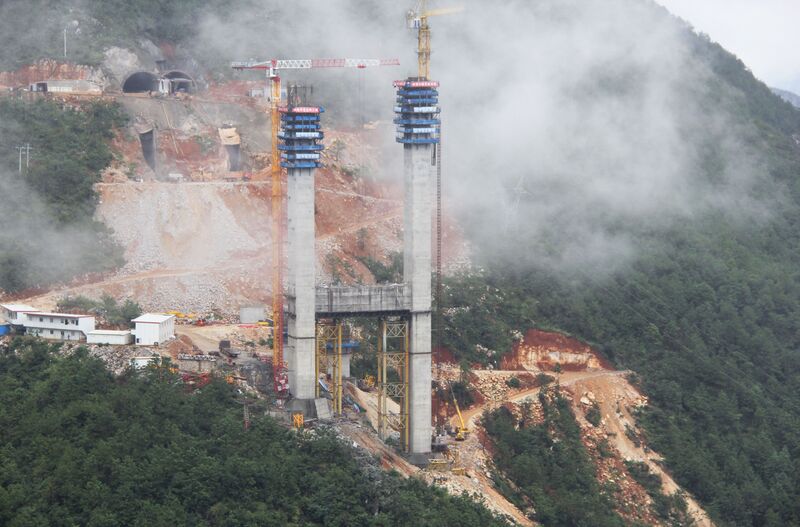 File:PuliEastTowerLonglens.jpg