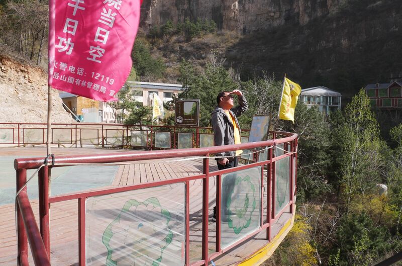 File:Tianjishan FootbridgePlatformDriver.JPG