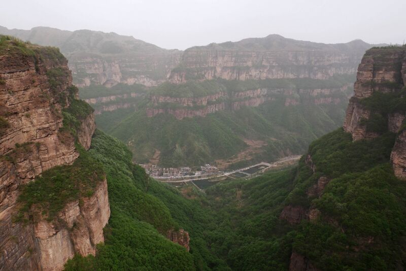 File:Taihang GlassFootbridgeValleyClouds.JPG