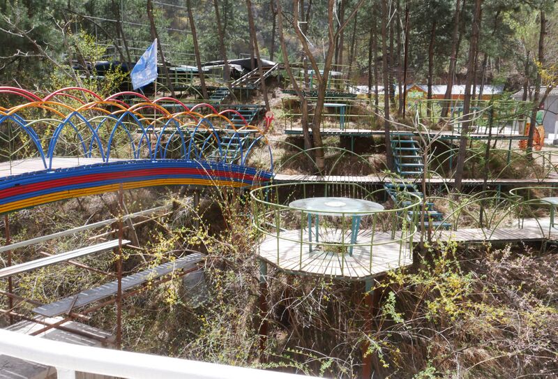 File:TianjishanFootbridgeEatingTables.JPG
