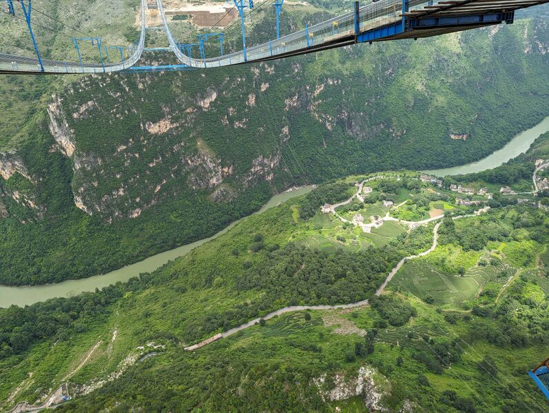 File:HuajiangBelowCatwalk.jpg