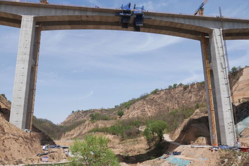 File:ZhaojiaxinzhuangCranes.JPG