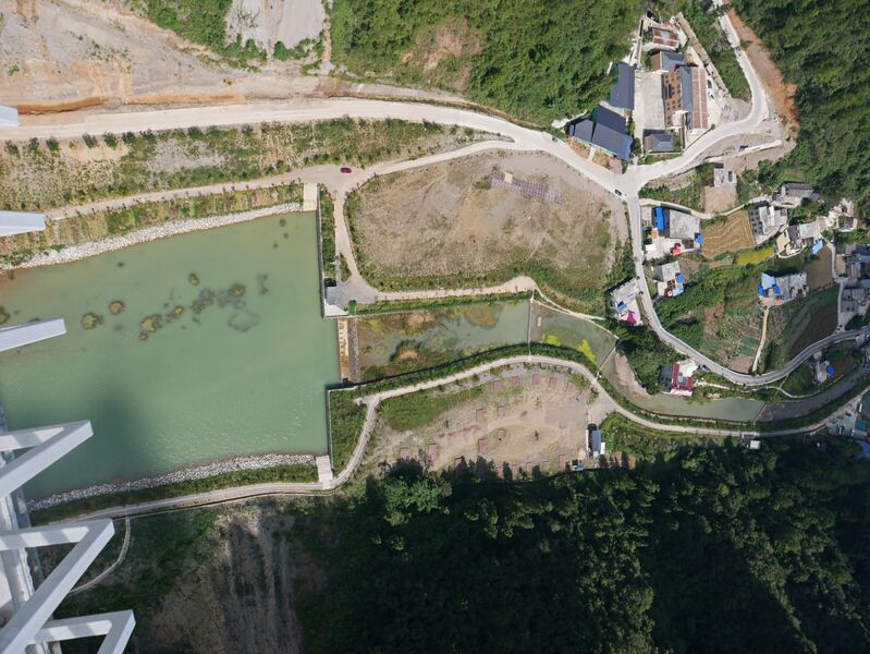 File:LongliDownLake.JPG
