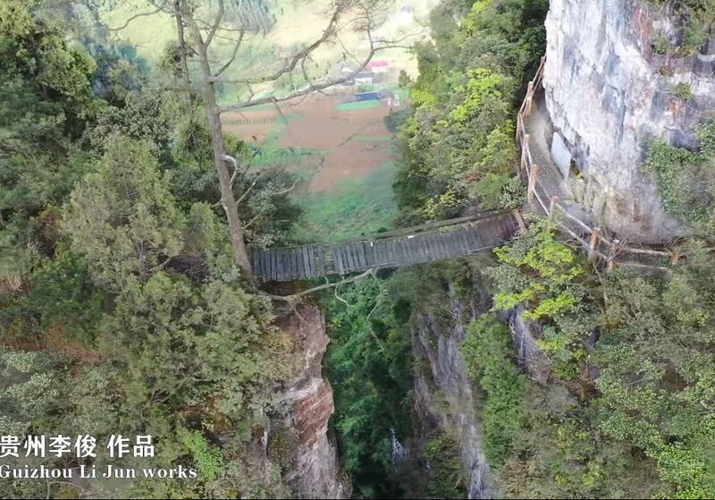 File:WufenglingFootbridgeDown.jpg