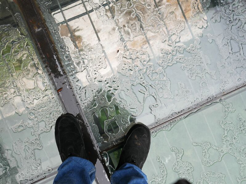 File:YaxiakuGlassPlatformPuddle.JPG