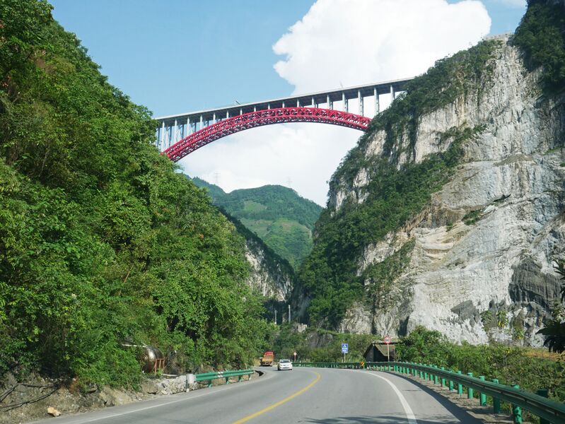 File:BaishuijiangArchRockWall.JPG