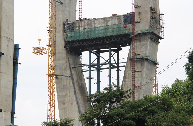 File:BeipanjiangDugeEastTowerLonglens.jpg