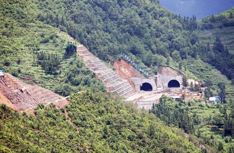 File:BeipanjiangDugeTunnelsLonglens.jpg