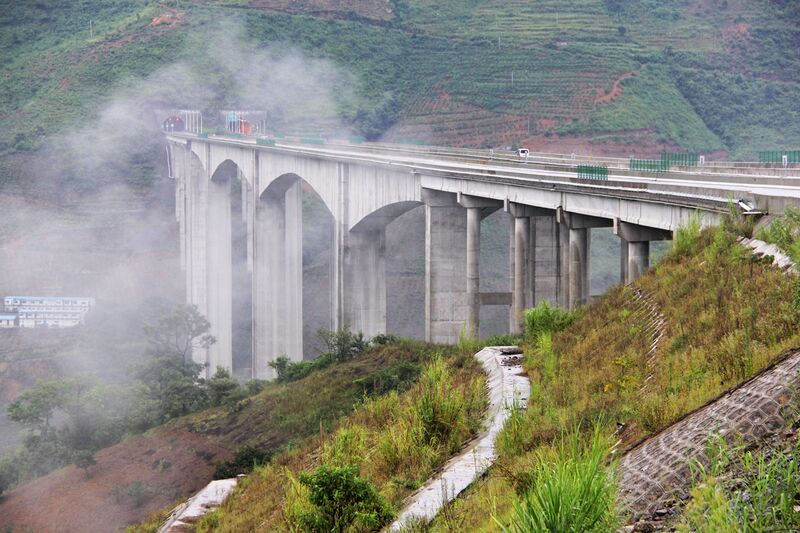 File:BeipanjiangZhenfengLonglensClouds.jpg