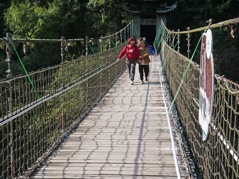 File:BuyunFootbridgeSignSide.JPG