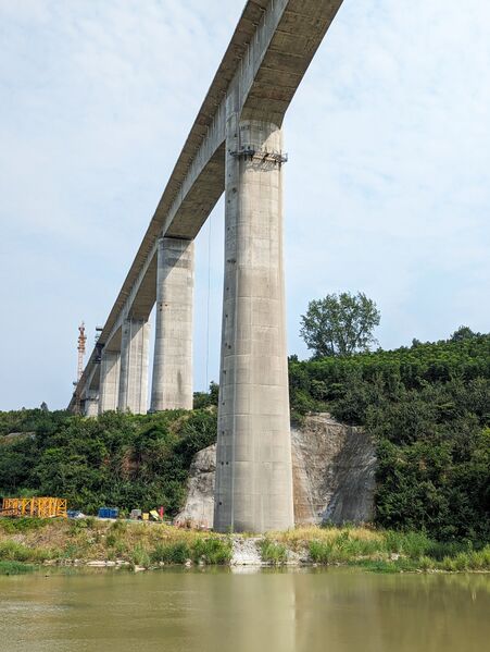 File:Huangbaihe RailwayMiddleSpanPier.jpg