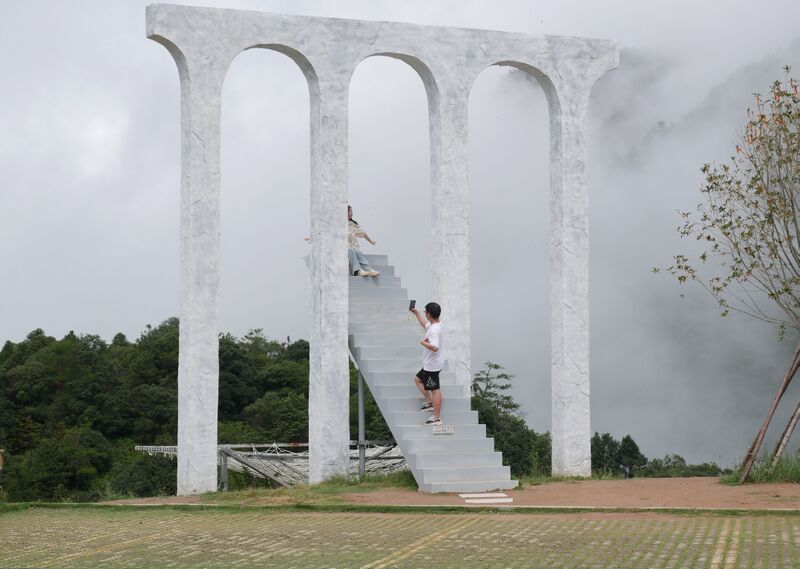File:Shiniushan GlassSelfieSpot.JPG