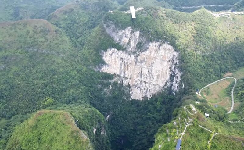 File:Dashiwei Tiankeng GlassDroneDrop.jpg
