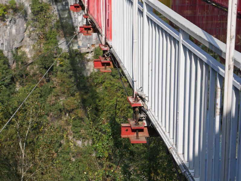 File:Yunzhiduan Glass FootbridgeStringer.JPG