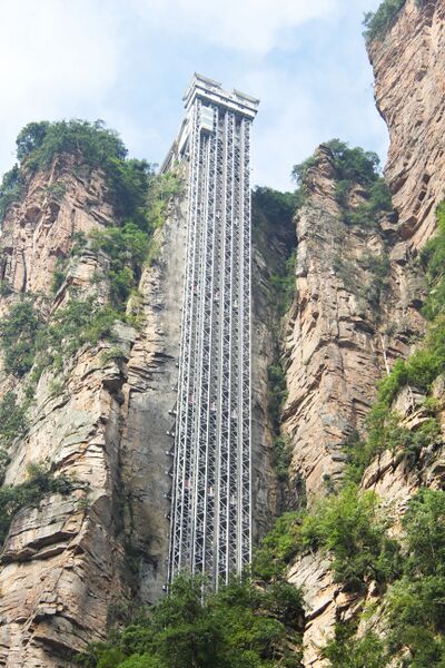 File:173ZhangjiajieParkElevatorUpper.jpg