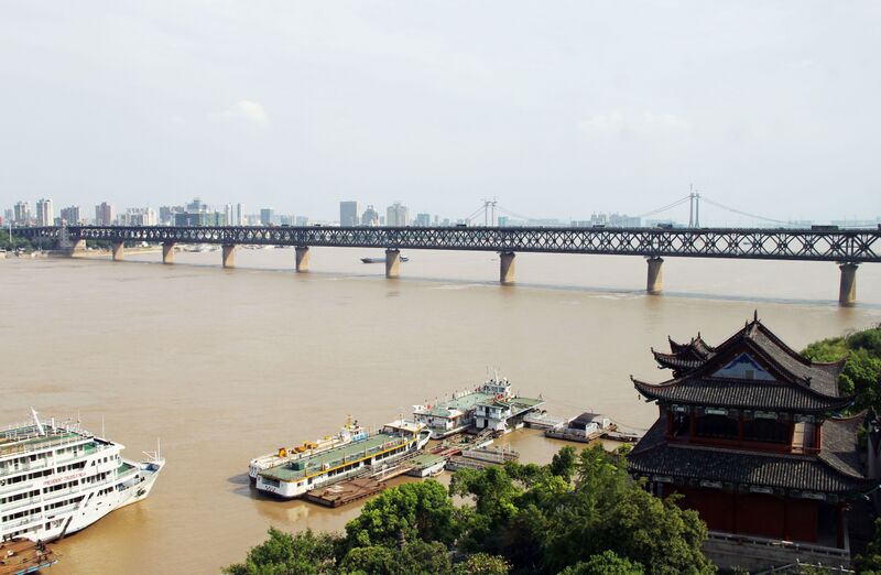 File:35WuhanYangtzeRiverBridgeView.jpg