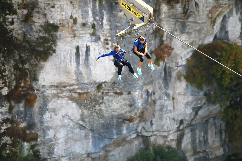 File:GirlsZipImageBySkyBridgeAJHackett.jpg