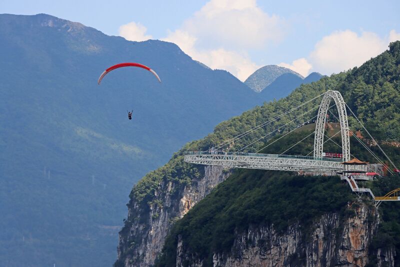 File:NizhuheFootbridgeParaByGaryC.JPG