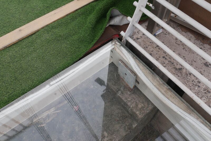 File:Taihang GlassFootbridgeEndPanel.JPG