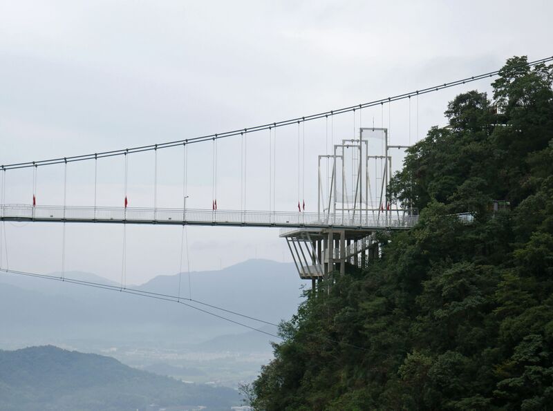 File:Lianghuangshan GlassSwingLonglens.JPG